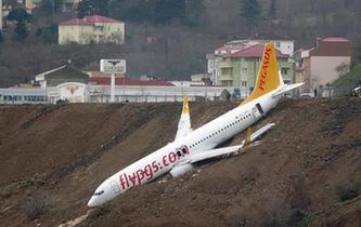 土耳其一架客機降落時滑出跑道險些墜海