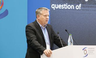 埃森哲互联网行业董事总经理柯林斯发表演讲