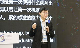 猎豹移动董事长兼首席执行官傅盛发表演讲