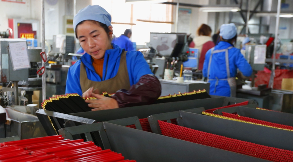 人社部：多措并举稳定就业局势 深化社会保障制度改革