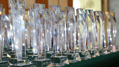 图为金牛资产管理人奖杯