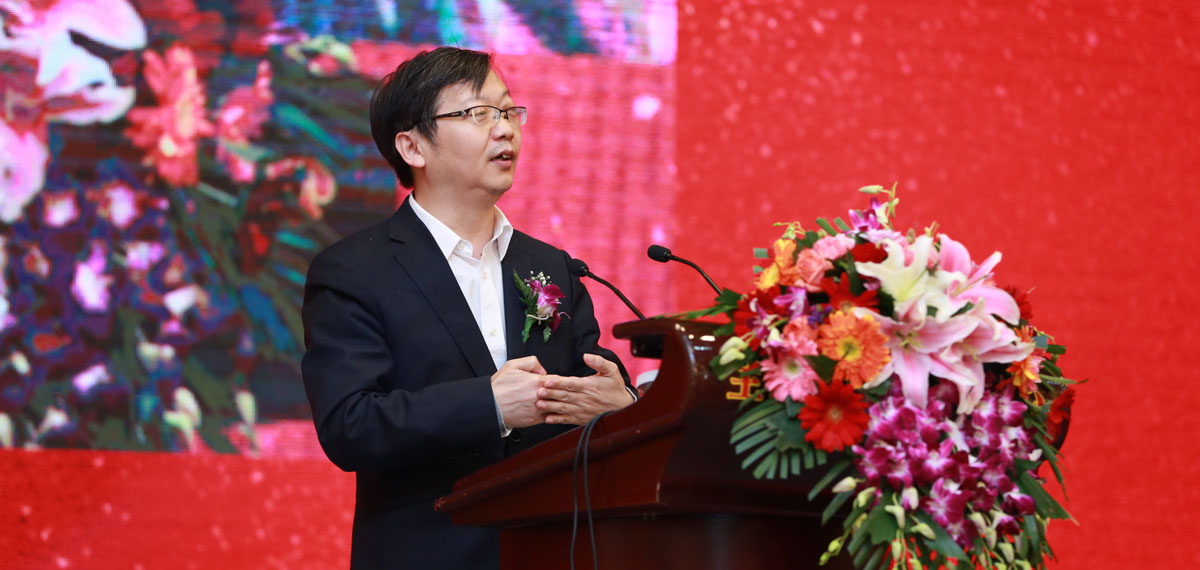 新华网副总裁、董事会秘书杨庆兵发表演讲