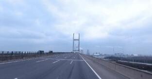 【战疫&middot;应考】交通运输部：不要让货车司机成为免费通行红利的&ldquo;局外人&rdquo;