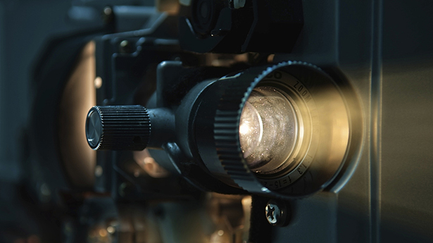 2020年电影票房收入近200亿元 国产片擎起&ldquo;大旗&rdquo;