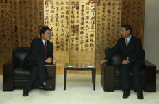 朱小黄行长与许罗德总裁亲切交流