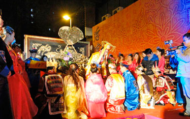 “年会凶猛”浪费之风难刹