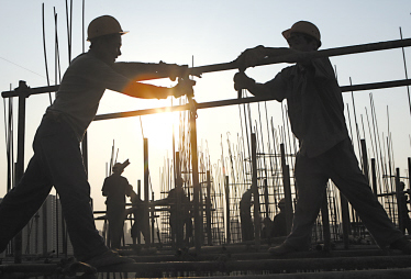 如何从“土地城镇化”转向“人的城镇化”？