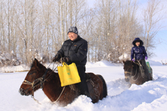 信贷员雪灾后前往客户家中做调查