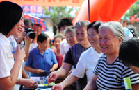 向社区群众宣传现代金融知识