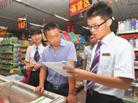 信贷员在市场内对商户做贷前调查