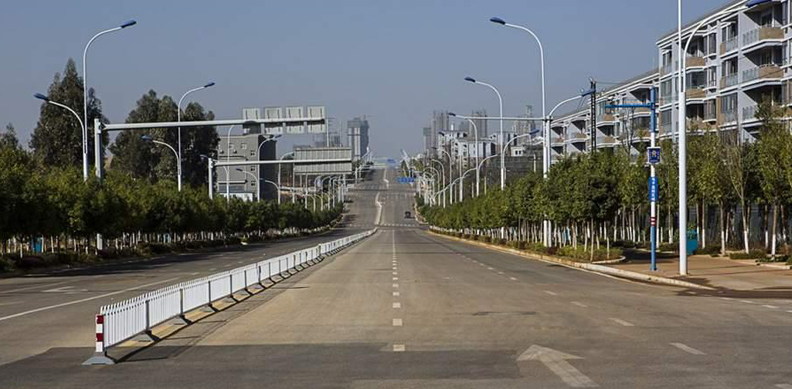 云南呈贡，新建的13座市政大楼，2007年就已建成，但却一直无人入主，其中一条原因就是相关学校、医疗、餐饮等配套设施不完善。