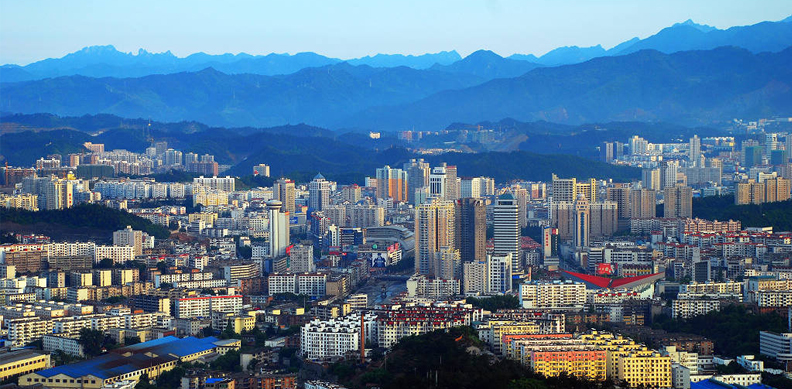 湖北十堰，一边是规模宏大的城市扩张计划，一边则是所造新城的人气冷清、房屋空置、商业凋敝，十堰已经深陷空城、鬼城之忧。