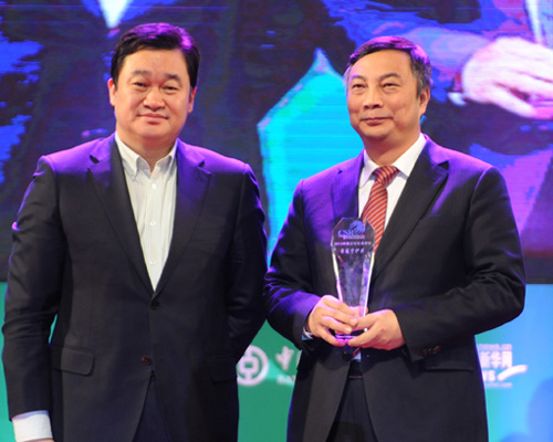 新华网总裁田舒斌为获奖企业颁奖