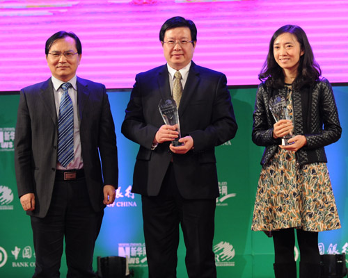 国家统计局新闻发言人盛来运为获奖企业颁奖