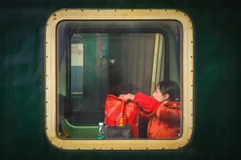 列車車窗裏的歸鄉人