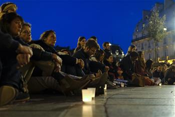 為巴黎聖母院祈福