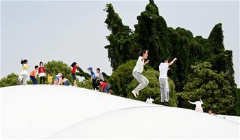 春風綠草暖洋洋 小長假裏樂融融