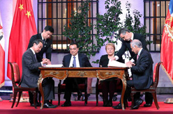 李克强与智利总统巴切莱特共同出席签字仪式
