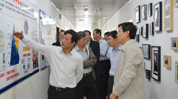 建设银行王洪章董事长一行到成都开发中心调研