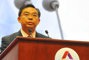 贵阳市常务副市长陈少荣做演讲