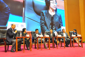 嘉宾在第二专场进行讨论