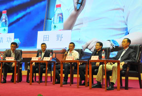 嘉宾在第三专场进行讨论