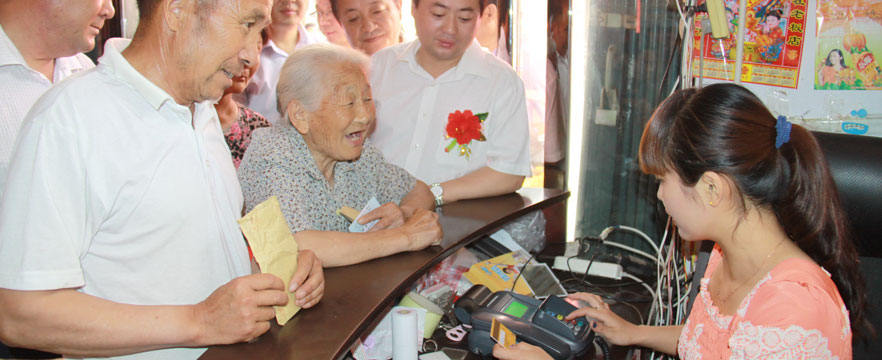 《&ldquo;绿色通道&rdquo;》祁洪洲/摄