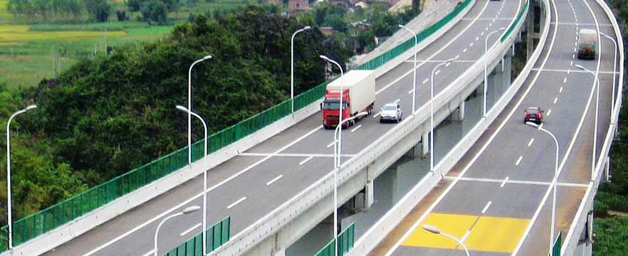 《喀斯特地貌修高速》 黄明毅/摄