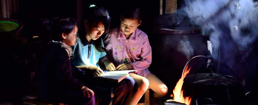 《贫寒孩子爱学习》 黄勇士/摄