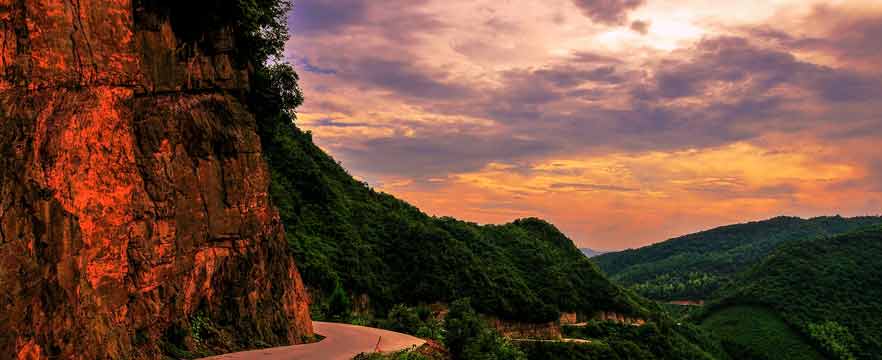 《修路扶贫》 唐明登/摄