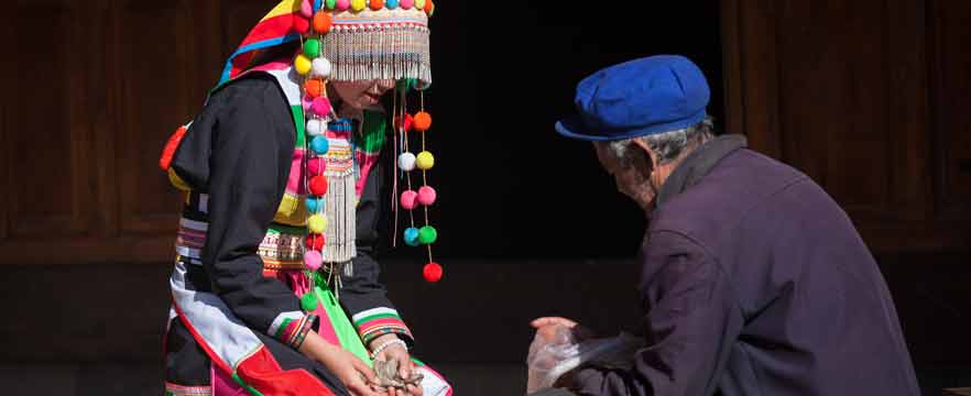 《讲述远去的故事》 杨立/摄