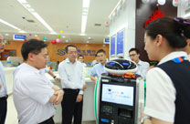 智能机器人亮相