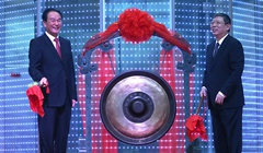 新华社社长蔡名照与上海市市长杨雄鸣锣开市