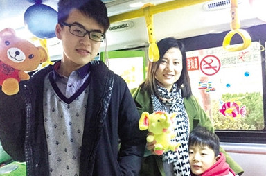 公交女車長元旦開車 兒子給乘客們發禮物
