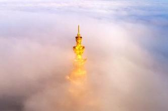 峨眉山金頂雲霧繚繞 佛光再現美輪美奐