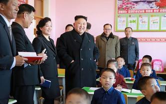 金正恩視察新建的平壤孤兒小學