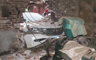 廣西一車主忙&ldquo;搶紅包&rdquo; 駕車撞破民房