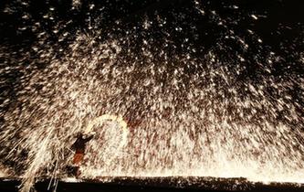 &ldquo;絕活&rdquo;打樹花 歡喜鬧元宵