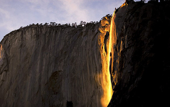美國公園現&ldquo;火瀑布&rdquo;奇景