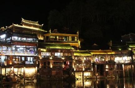 鳳凰古城：霓虹夜中遊沱江