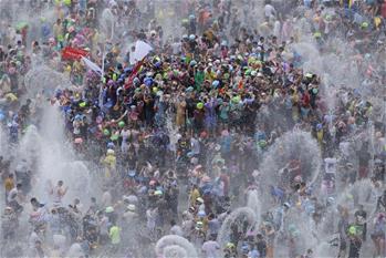 西雙版納上演萬人潑水狂歡