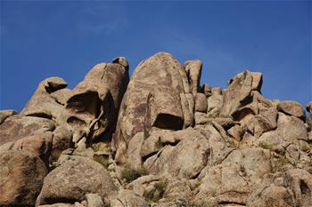 曼德拉山：岩畫和怪石編織的秘境