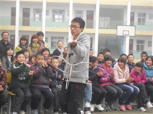 魔术师的表演引来一片喝彩声