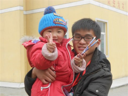 志愿者忍不住想要抱一抱她