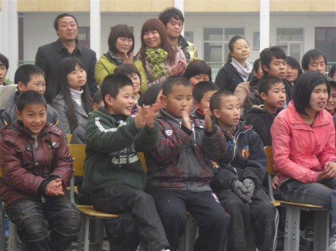 瞧他们看节目的兴奋劲儿！