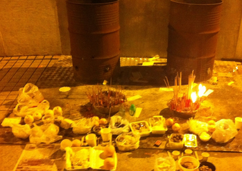 扫墓前，先给祭品验明正身