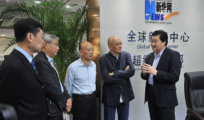 三位嘉宾在新华网董事长、总裁田舒斌的陪同下参观新华网超级编辑部