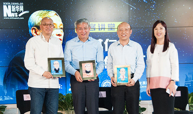 三位嘉宾在获赠了自己的专属漫画后合影留念