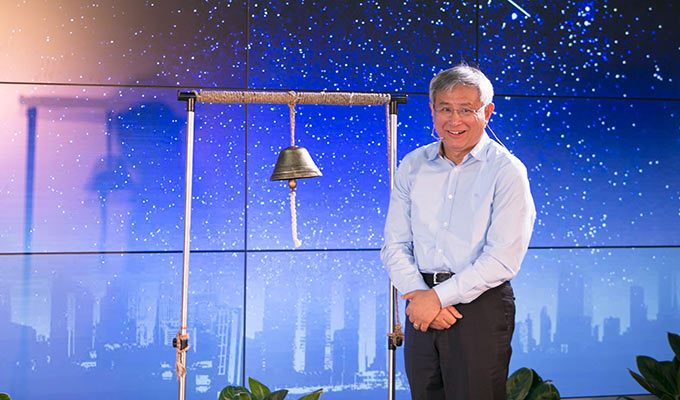 敲响上课铃声，周教授要开始讲课啦，安静，安静！