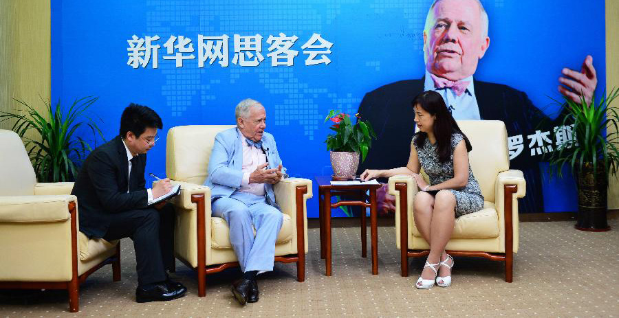 吉姆&middot;罗杰斯（中）在接受新华网思客专访。